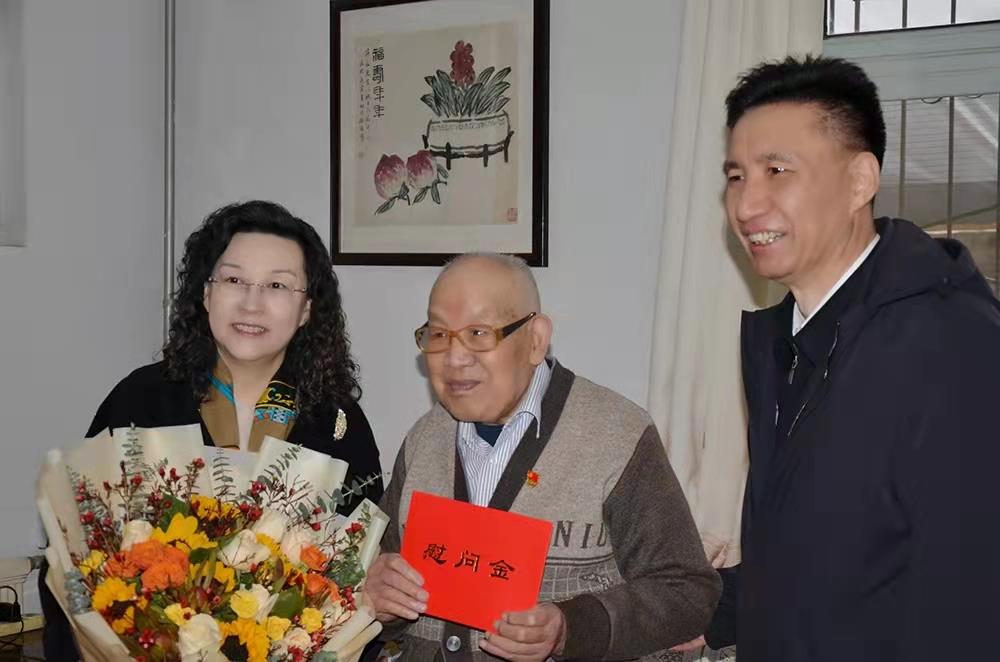 濟(jì)南產(chǎn)發(fā)集團(tuán)黨委副書(shū)記、總經(jīng)理黃蓓走訪慰問(wèn)離休老干部、老黨員